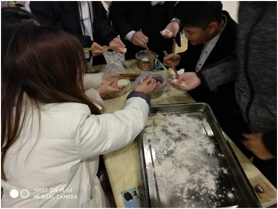 学生在用心包饺子