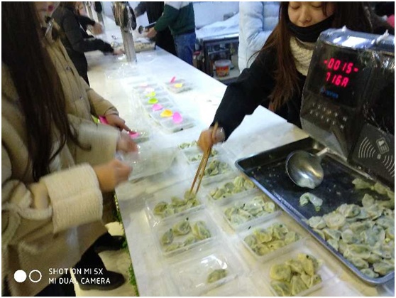 学生将煮熟的饺子盛好