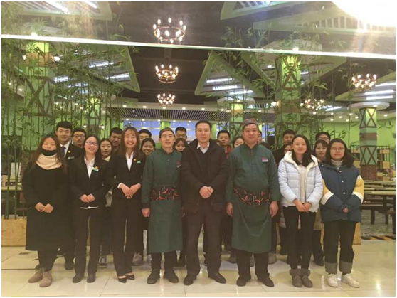 参加活动的学生与指导的师傅合影